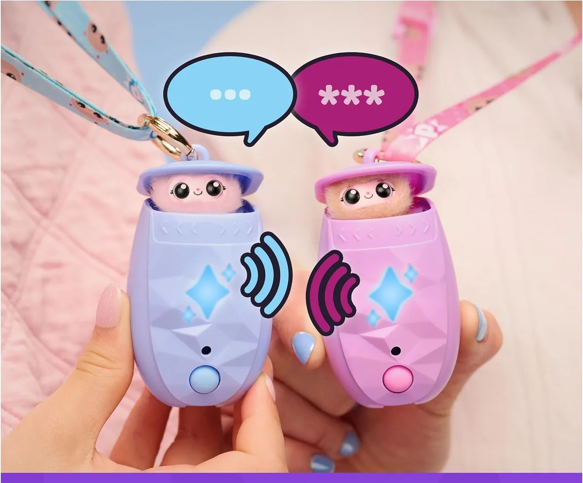 dos unidades de mascota virtual jugando juntas