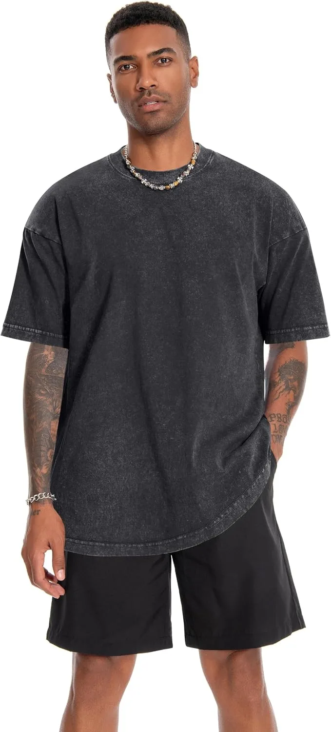 visual de corpo inteiro com t-shirt oversize para homem e calções