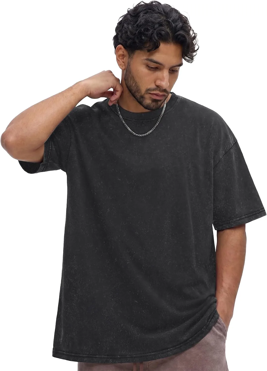corte descontraído da t-shirt oversize para homem vista de lado
