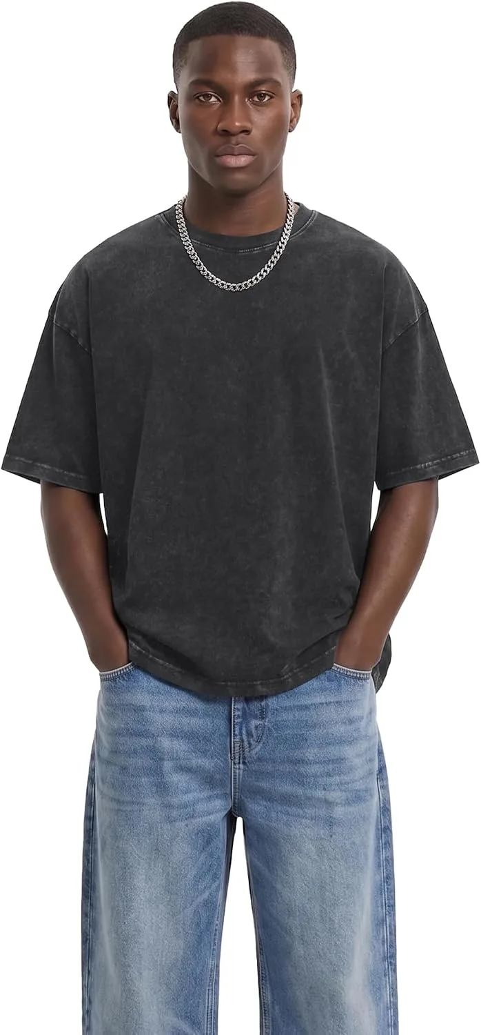 t-shirt oversize para homem usada com calças de ganga