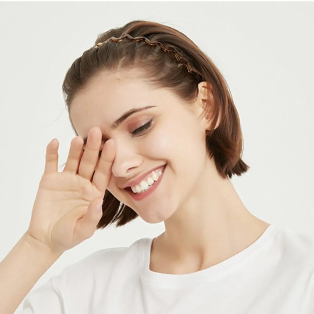 woman wearing a skinny teeth comb headband